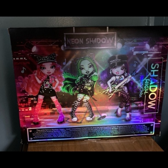 Shadow High Neon shadow high doll - Picture 2 of 4